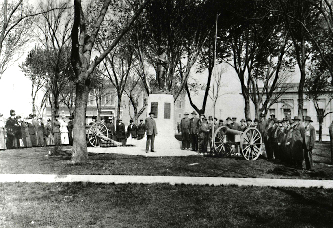 Photo of the monument's dedication, November 1915