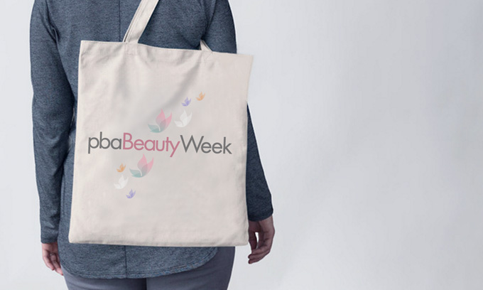 The tote bag with the logo.